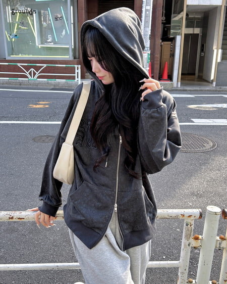 INGNI（イング） ムラ染め貼付ロゴジップパーカー ﾁｬｺｰﾙｸﾞﾚｰ