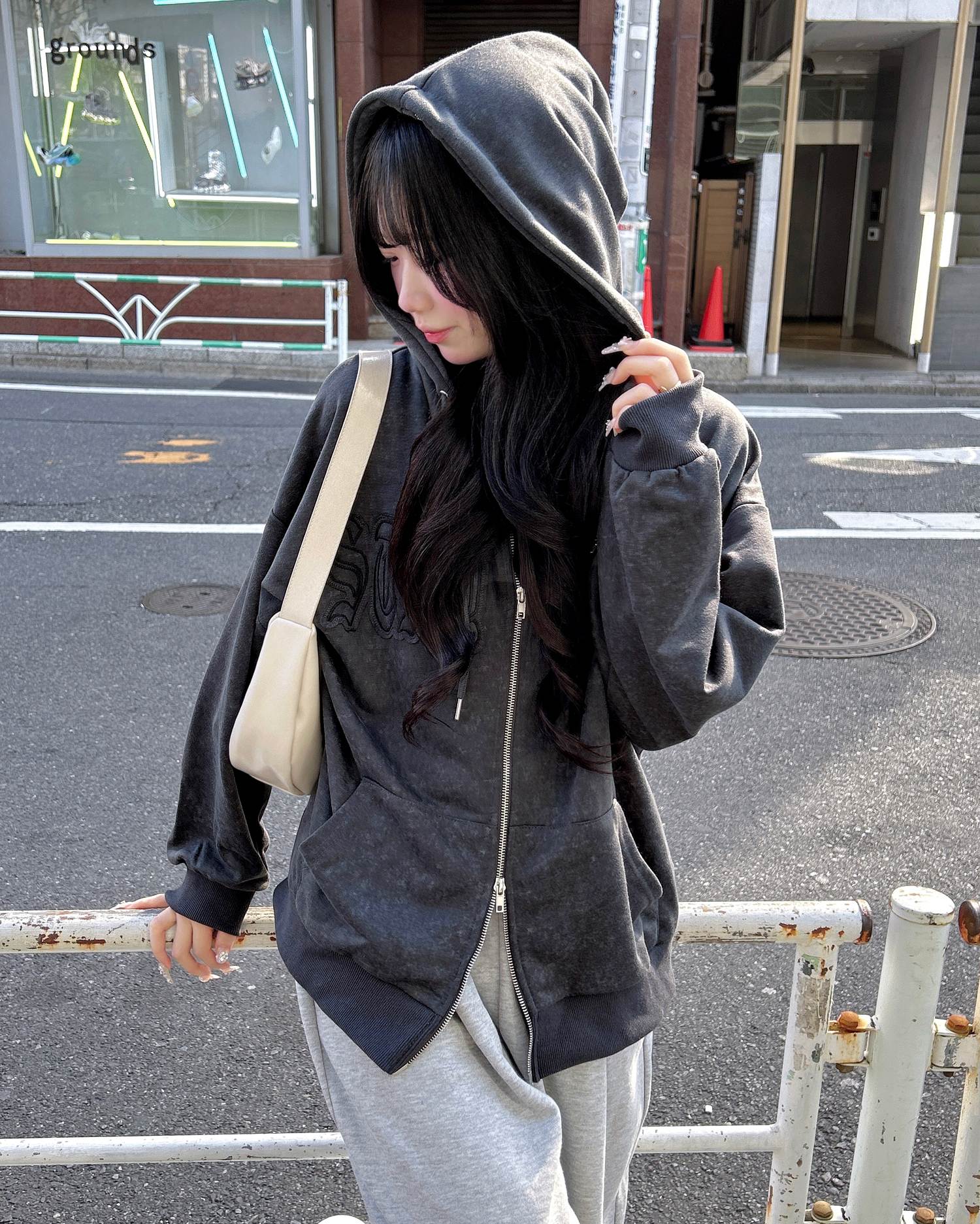 ムラ染め貼付ロゴジップパーカー