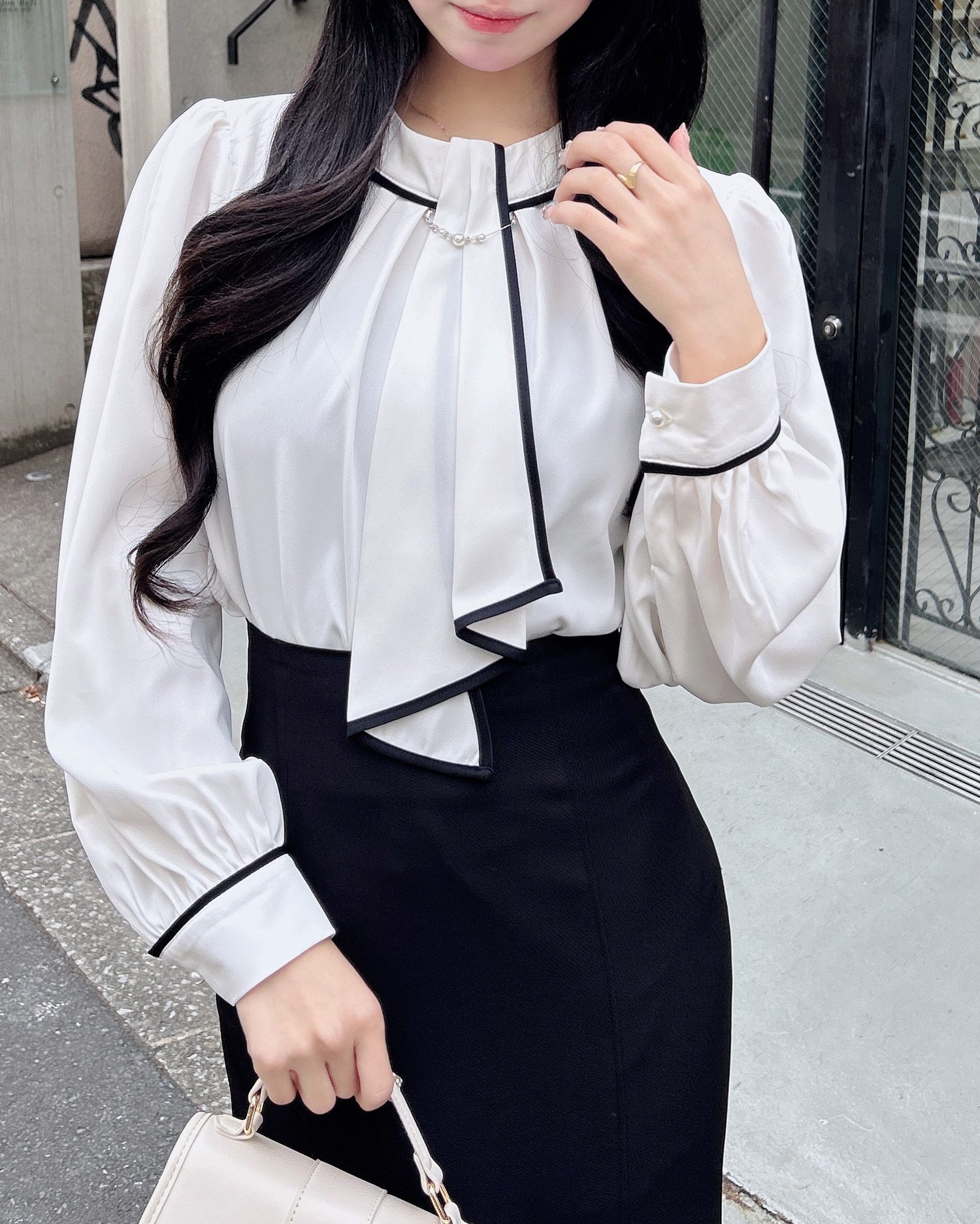 パールチェーン付トロミブラウス