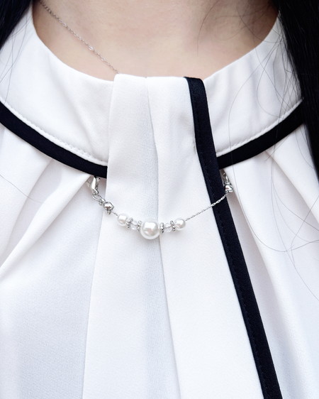 INGNI（イング） パールチェーン付トロミブラウス ｵﾌﾎﾜｲﾄ/ｸﾛ
