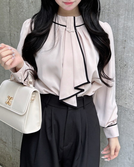 INGNI（イング） パールチェーン付トロミブラウス ﾍﾞｰｼﾞｭ/ｸﾛ