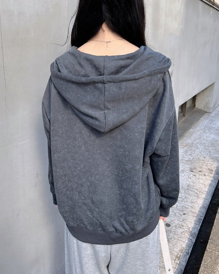 INGNI（イング） ムラ染め貼付ロゴジップパーカー ﾁｬｺｰﾙｸﾞﾚｰ