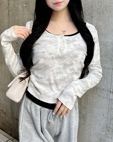 INGNI(イング) ムラ染めヘンリーネックレイヤード胸クロス装飾トップス オフホワイト