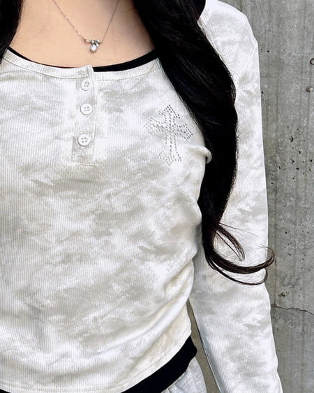 INGNI(イング) ムラ染めヘンリーネックレイヤード胸クロス装飾トップス オフホワイト