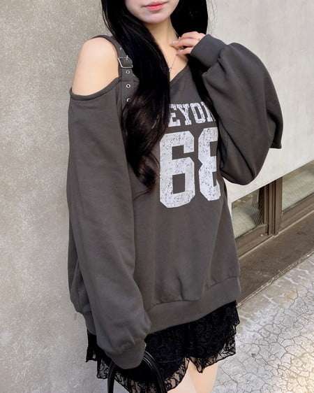 INGNI（イング） 肩ベルト付ナンバリングスウェットトップス ﾁｬｺｰﾙｸﾞﾚｰ