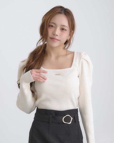 【INGNI SOELA】新作 プレート付パフスリーブリブニット