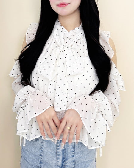 INGNI（イング） 2Wayリボンアソート柄肩あきフリルブラウス ｵﾌ/ﾄﾞｯﾄ