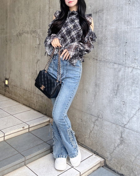 INGNI（イング） サイドレースアップ＆センターシームフレアデニムパンツ ﾃﾞﾆﾑ/ﾌﾞﾙｰ