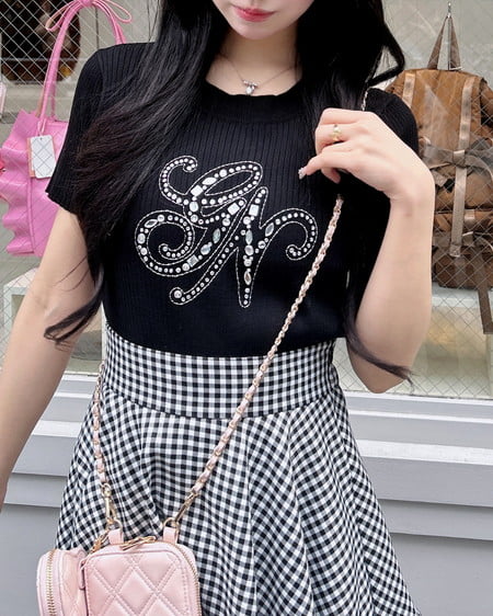 INGNI（イング） イニシャルビジューロゴ半袖リブニット ｸﾛ