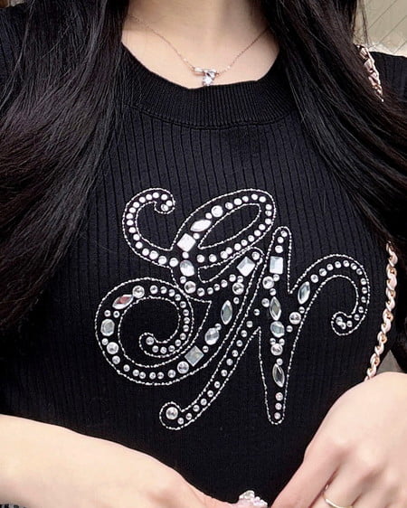 INGNI（イング） イニシャルビジューロゴ半袖リブニット ｸﾛ