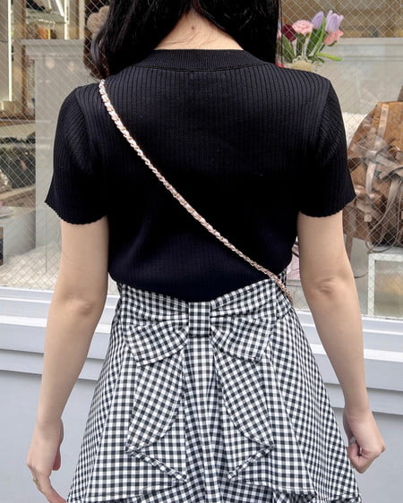 INGNI（イング） イニシャルビジューロゴ半袖リブニット ｸﾛ