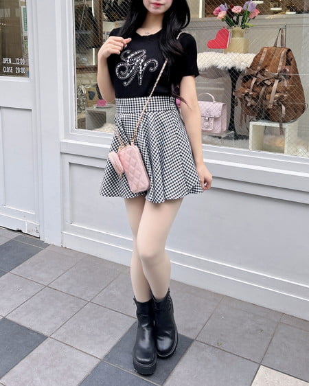 INGNI（イング） イニシャルビジューロゴ半袖リブニット ｸﾛ