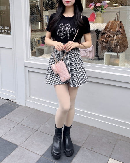 INGNI（イング） イニシャルビジューロゴ半袖リブニット ｸﾛ