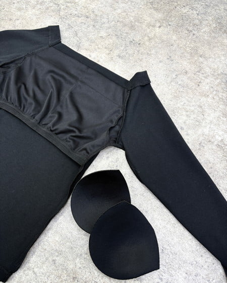 INGNI（イング） カップ付オフショルトップス ｸﾛ