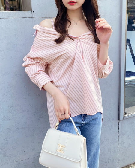 INGNI（イング） エンブレム付ショルダーバッグ ｵﾌﾎﾜｲﾄ