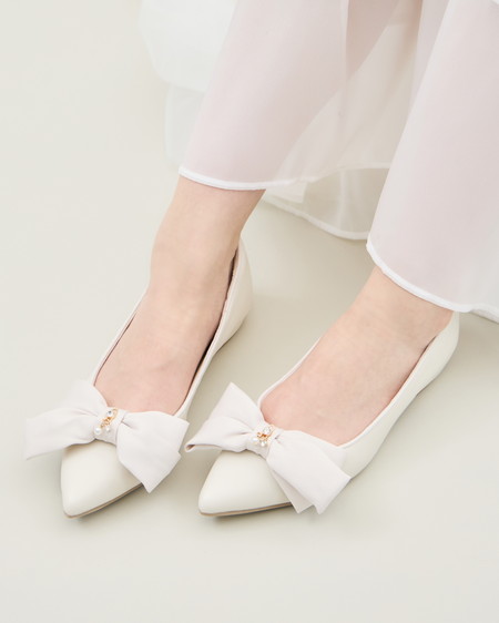 パールビジュー付きリボンパンプス