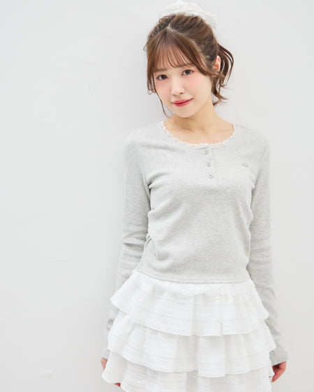 【2／25 2時までの限定価格】【WEB限定】ヘンリーネックレース付プレートロゴ長袖リブトップス