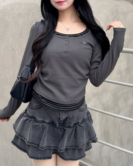 胸プレート付レイヤード風トップス