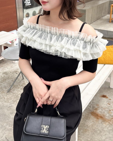 INGNI(イング) チュールオフショルダブルフリル半袖ニット クロ/アイボリー