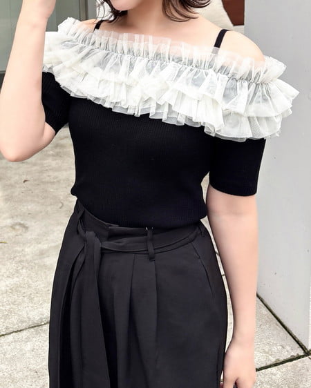 INGNI(イング) チュールオフショルダブルフリル半袖ニット クロ/アイボリー