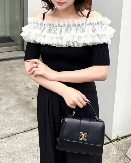 INGNI(イング) チュールオフショルダブルフリル半袖ニット クロ/アイボリー