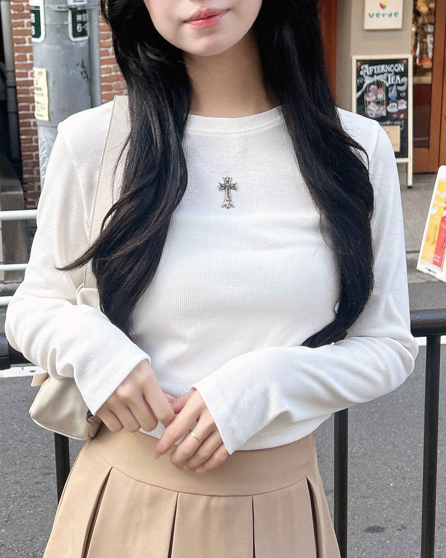 装飾クロス付サイドギャザーリブロンT