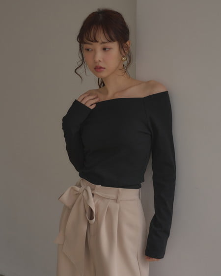 INGNI（イング） カップ付オフショルトップス ｸﾛ