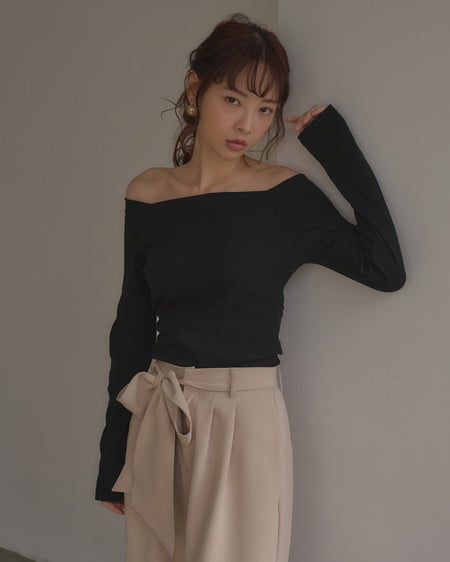 INGNI（イング） カップ付オフショルトップス ｸﾛ