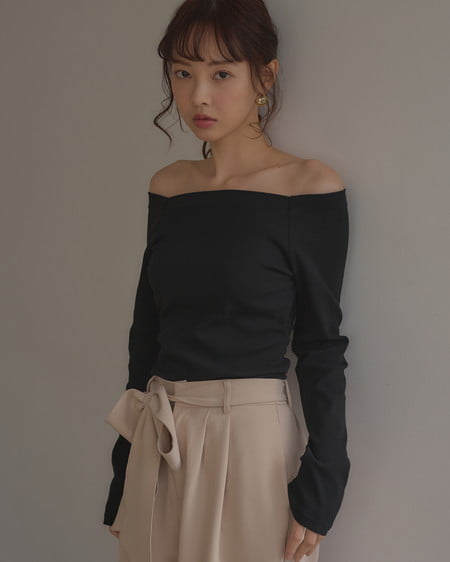 INGNI（イング） カップ付オフショルトップス ｸﾛ