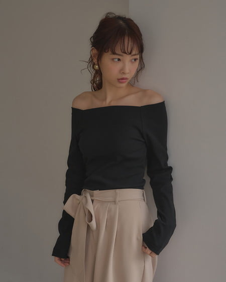 INGNI（イング） カップ付オフショルトップス ｸﾛ