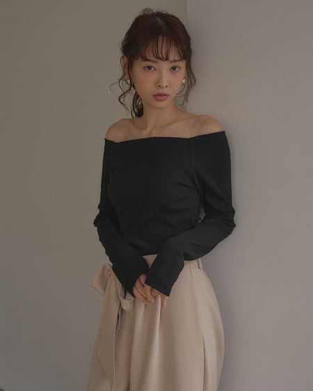 INGNI（イング） カップ付オフショルトップス ｸﾛ