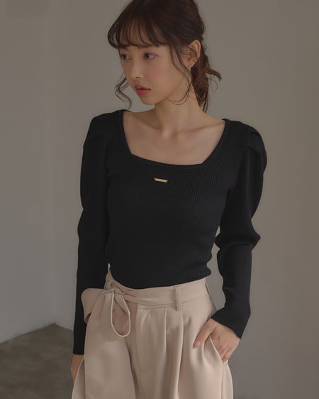 【INGNI SOELA】新作 【3／6 24時までの限定価格】プレート付パフスリーブリブニット