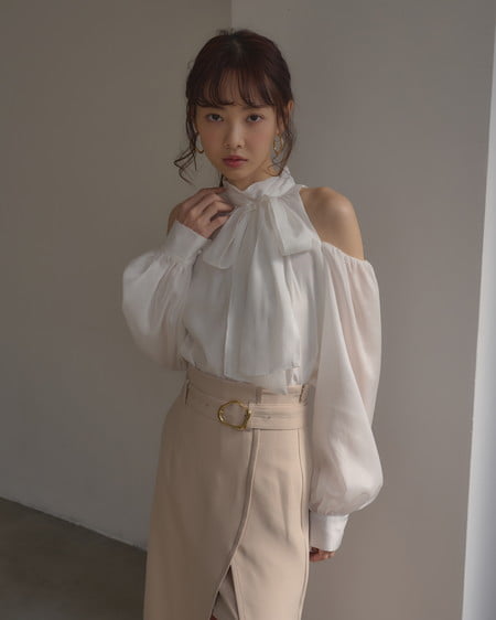 【INGNI SOELA】新作 肩開きブラウス
