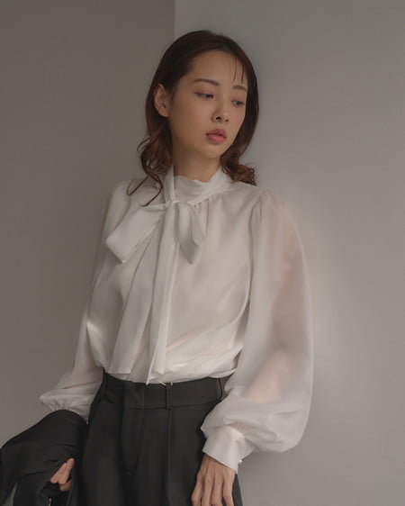 【INGNI SOELA】新作 【3／6 24時までの限定価格】ボウタイブラウス