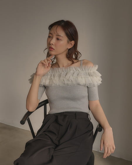 INGNI(イング) チュールオフショルダブルフリル半袖ニット グレー/アイボリー