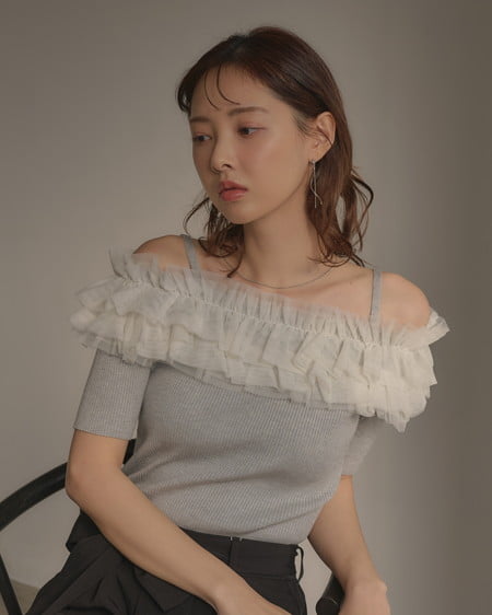 INGNI(イング) チュールオフショルダブルフリル半袖ニット グレー/アイボリー