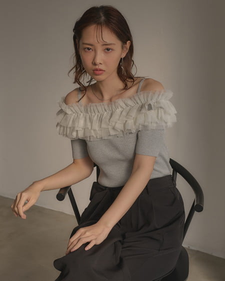 INGNI(イング) チュールオフショルダブルフリル半袖ニット グレー/アイボリー