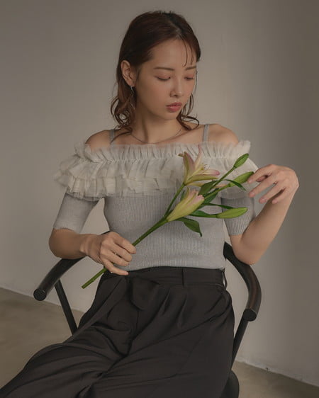 INGNI(イング) チュールオフショルダブルフリル半袖ニット グレー/アイボリー