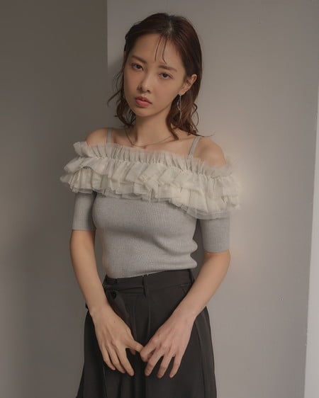 INGNI(イング) チュールオフショルダブルフリル半袖ニット グレー/アイボリー