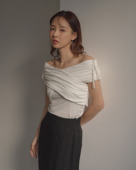 INGNI（イング） ギャザークロスオフショルトップス ｵﾌﾎﾜｲﾄ