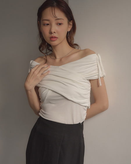 INGNI（イング） ギャザークロスオフショルトップス ｵﾌﾎﾜｲﾄ