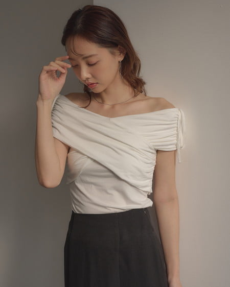 INGNI（イング） ギャザークロスオフショルトップス ｵﾌﾎﾜｲﾄ