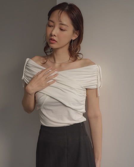 INGNI（イング） ギャザークロスオフショルトップス ｵﾌﾎﾜｲﾄ