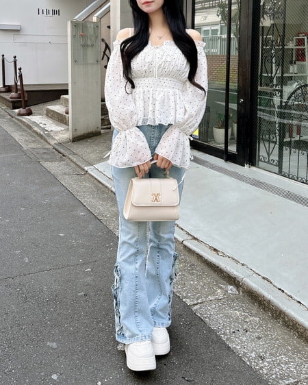 INGNI(イング) エンブレム付ショルダーバッグ オフホワイト