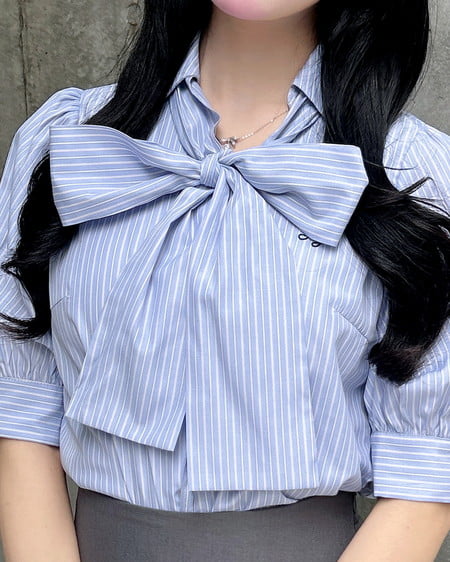 INGNI（イング） 胸刺繍ボウタイ半袖ブラウス ﾌﾞﾙｰ/ｽﾄﾗｲﾌﾟ