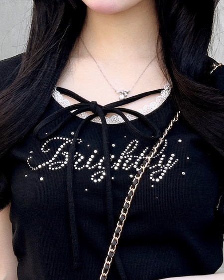 INGNI（イング） リボン付レース出しラインストーンロゴトップス ｸﾛ