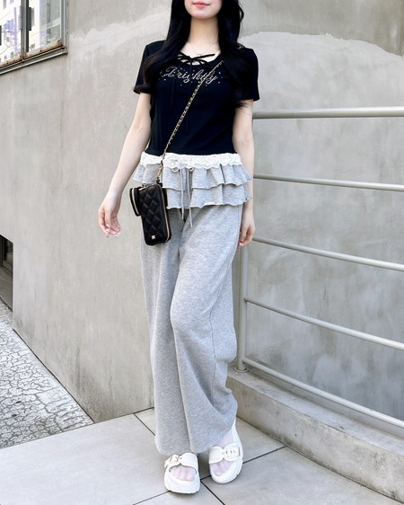 INGNI（イング） リボン付レース出しラインストーンロゴトップス ｸﾛ