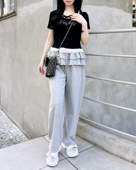 INGNI（イング） リボン付レース出しラインストーンロゴトップス ｸﾛ