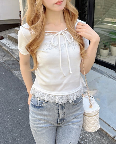 INGNI（イング） リボン付レース出しラインストーンロゴトップス ｵﾌﾎﾜｲﾄ