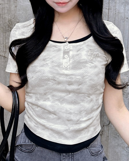 ムラ染めヘンリーネックレイヤード胸ロゴトップス